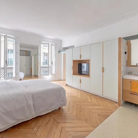Very Spacious And Stylish At The Opera. Apartment