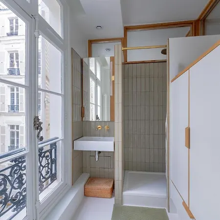 Very Spacious And Stylish At The Opera. Paris